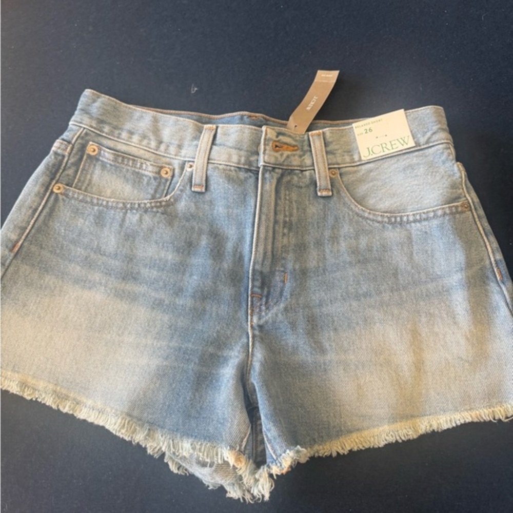 Super CUTE J.CREW denim shorts with slight fringe hem💙 zoom in for all the deets